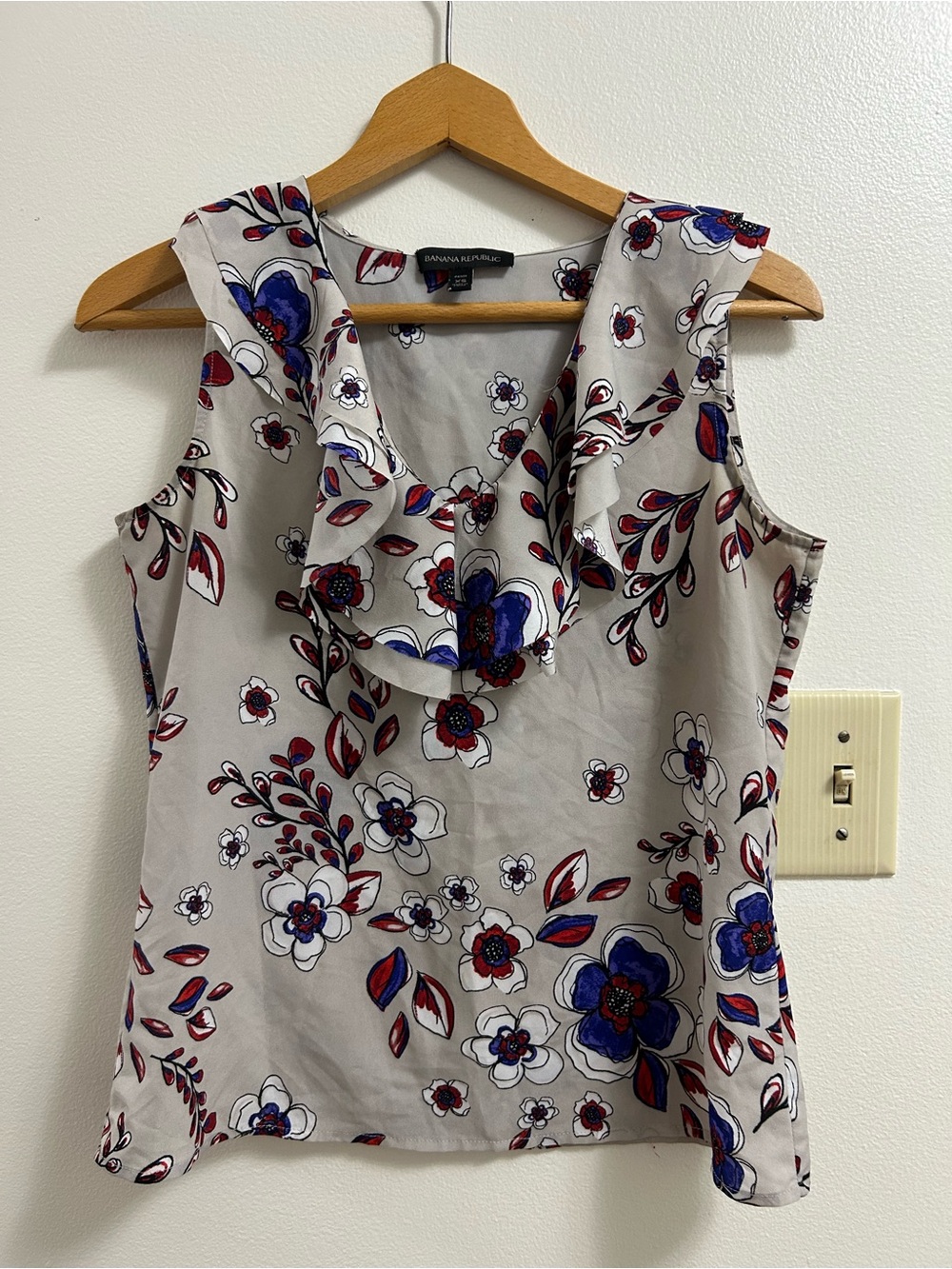 Banana Republic Grey Floral Ruffled Neckline Sleeveless Blouse (size-XS)